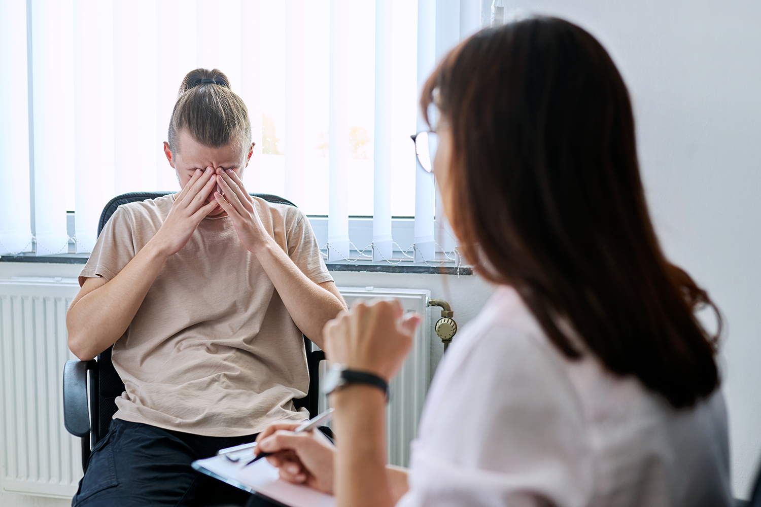 Psiquiatra em consulta com paciente